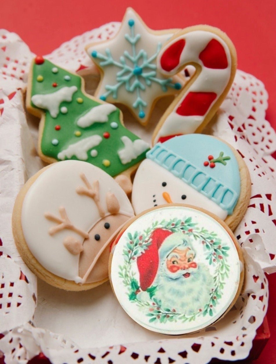 Edible Icing Vintage Santa Clause in Wreath - Image 3