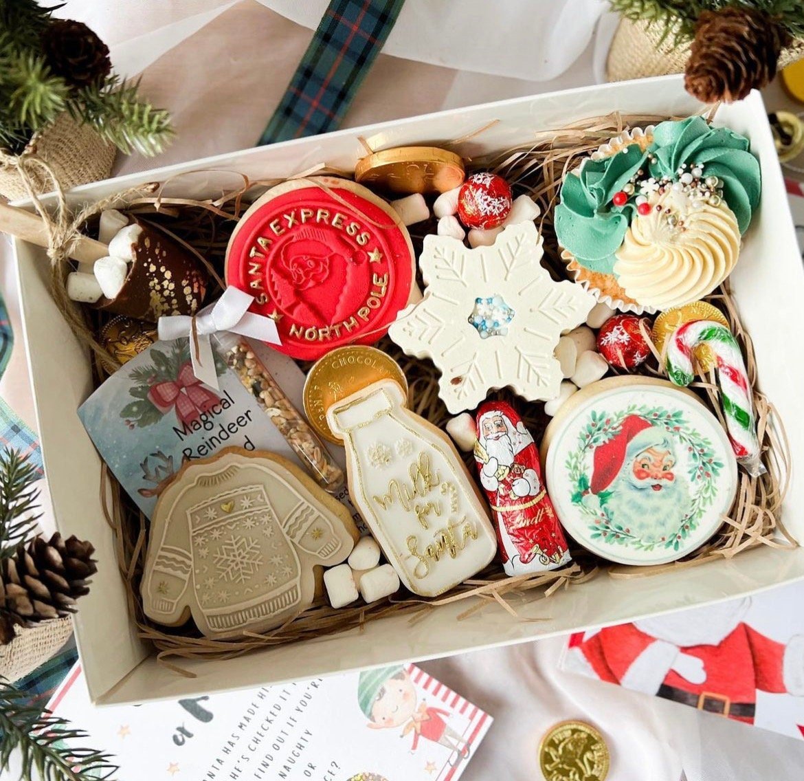 Edible Icing Vintage Santa Clause in Wreath - Image 2